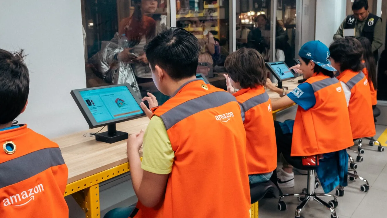 KidZania x Amazon — experiencia digital interactiva